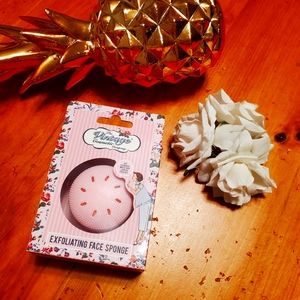 NWT exfoliating face sponge Vintage Cosmetic Company